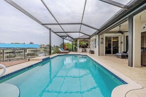 Outdoor pool - Moondance Villa (Cape Coral)
