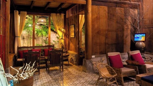 Un espace intérieur accueillant avec des meubles en bois, un mur en pierre et un téléviseur.