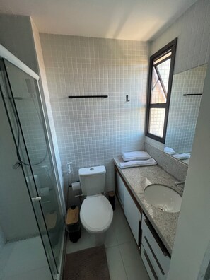 Hair dryer, towels, soap, toilet paper - Modern One-Bedroom Apartment - Beachfront - Near Convention Center (Salvador)