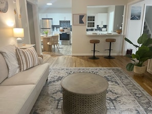 Smart TV, books - 5 bedroom pet & family friendly lux house near downtown Cleveland and Lake Erie (Willowick)