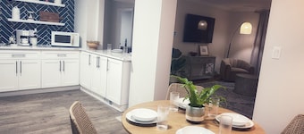 5 bedroom pet & family friendly lux house near downtown Cleveland and Lake Erie