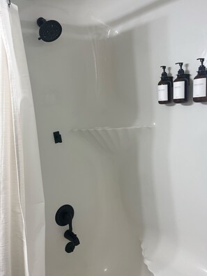 Hiustenkuivaaja, pyyhkeet, saippua, sampoo