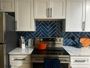 Fridge, microwave, oven, stovetop - 5 bedroom pet & family friendly lux house near downtown Cleveland and Lake Erie (Willowick)