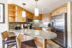 Private kitchen - Spacious 1BR + 2 Bath Condo, Sleeps 6, Ski-In/Ski-Out, Grand Summit Hotel (Park City)