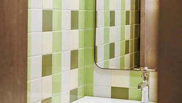 Ducha, secador de pelo, toallas, jabón