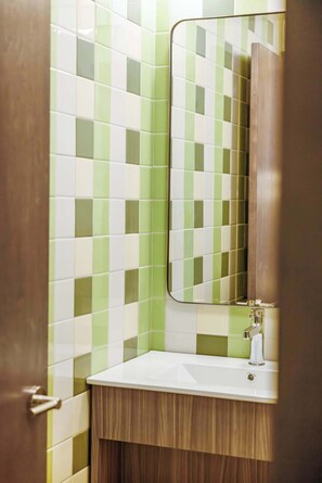 Ducha, secador de pelo, toallas, jabón