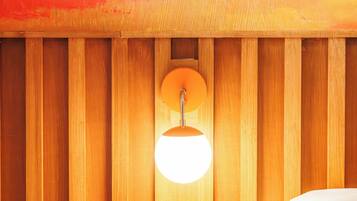 Escritorio, wifi, ropa de cama y acceso para silla de ruedas