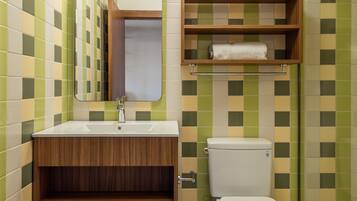 Ducha, secador de pelo, toallas, jabón