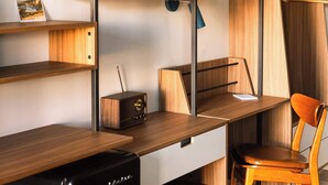 Une cuisine moderne avec des plans de travail en bois, un lave-vaisselle noir et une chaise en bois.