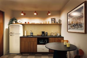 Refrigerador, microondas, cafetera y tetera y tetera eléctrica