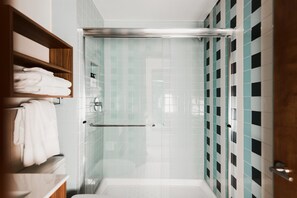 Een douche, een haardroger, handdoeken, zeep