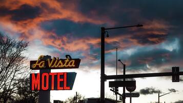 A motel sign with "La Vista" and "Motel" written on it.
