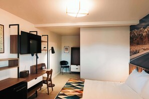 Escritorio, wifi y ropa de cama 