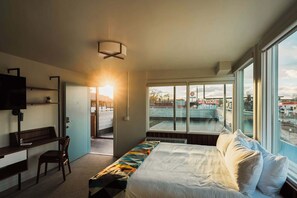 Een bureau, een strijkplank/strijkijzer, gratis wifi, beddengoed