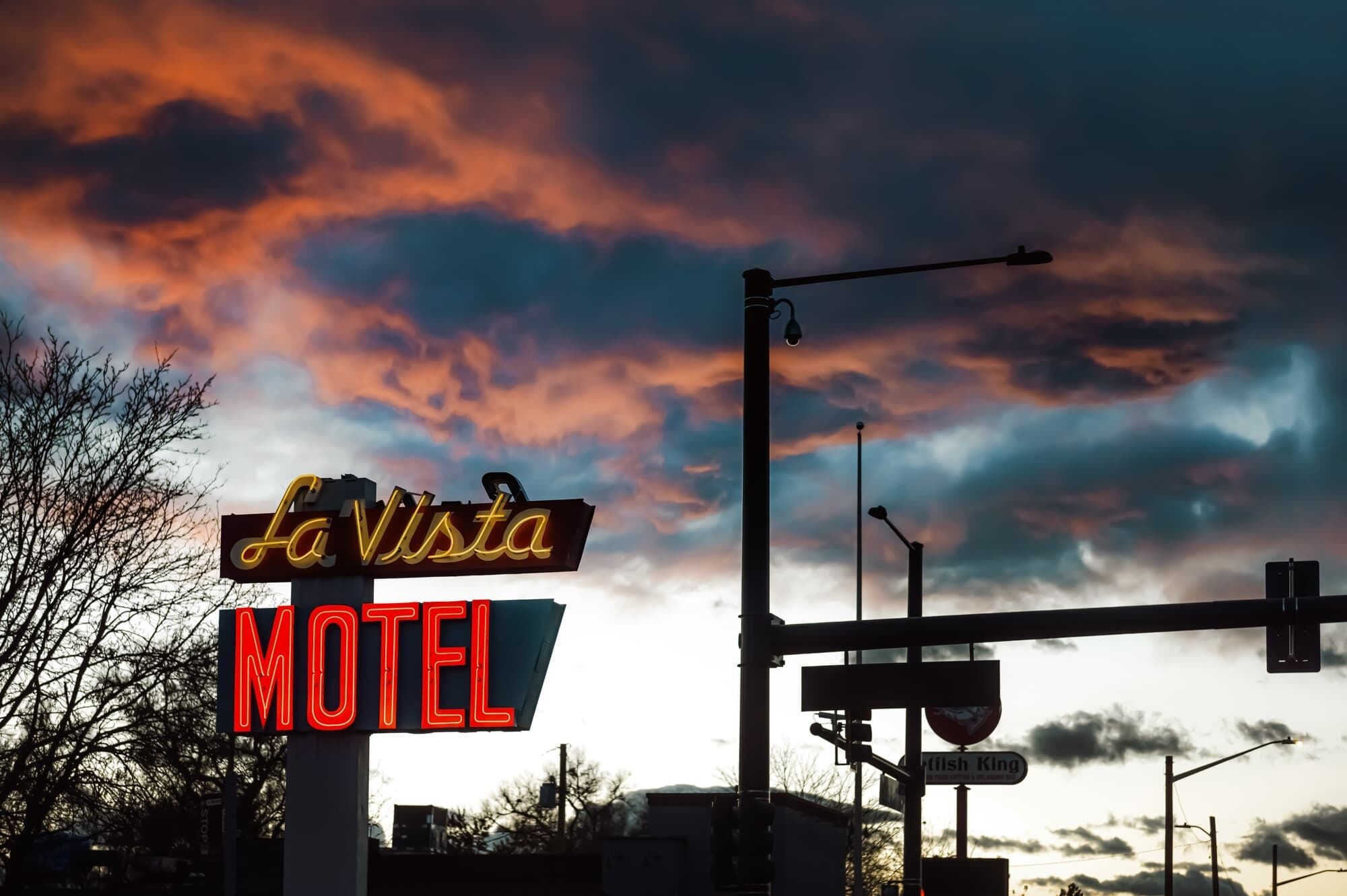 A motel sign with "La Vista" and "Motel" written on it.