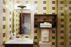 Chuveiro, secador de cabelo, toalhas de banho, sabonete