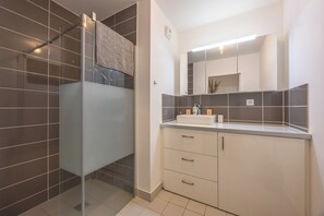Shower, hair dryer, towels - Appartement Tulipe - Welkeys (Dives-sur-Mer)