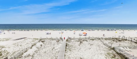 沙滩椅、沙滩毛巾