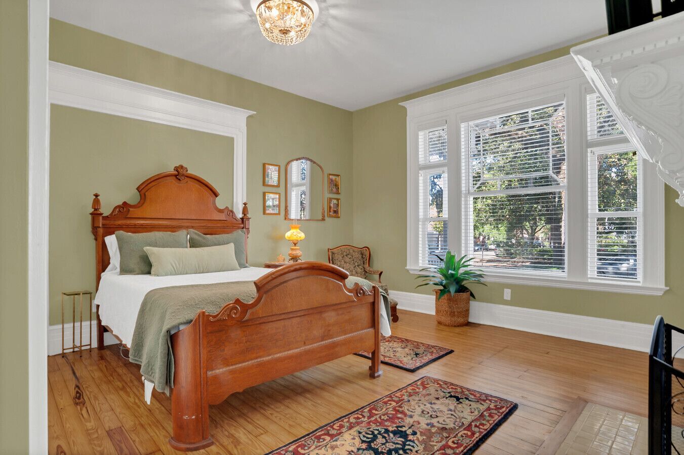 Een bureau, een strijkplank/strijkijzer, wifi