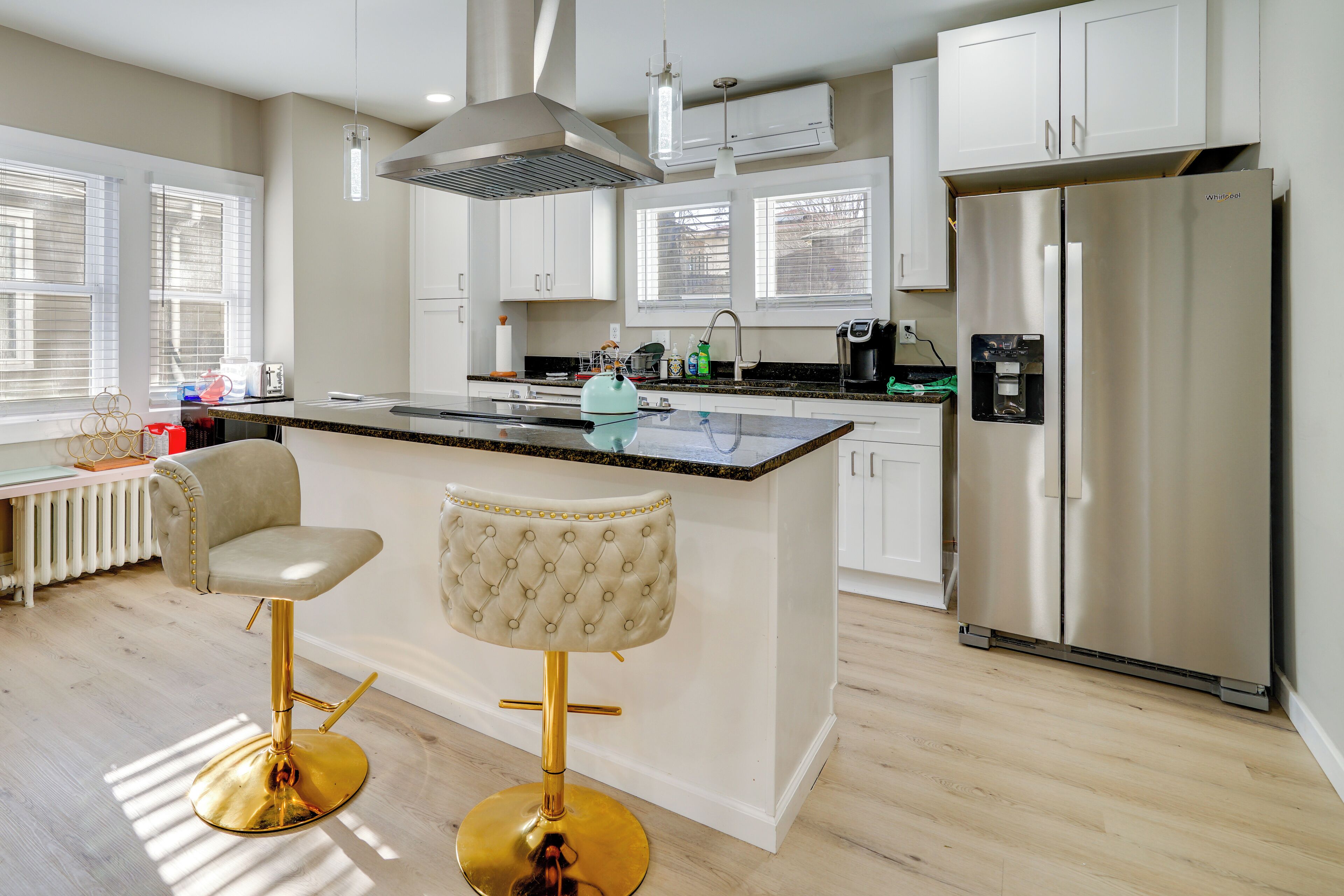 Réfrigérateur, micro-ondes, plaque de cuisson, lave-vaisselle