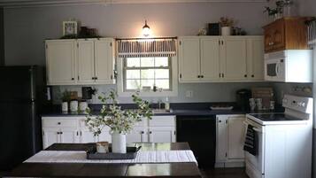 Køleskab, mikrobølgeovn, ovn, kogeplade