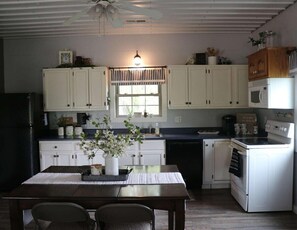 Køleskab, mikrobølgeovn, ovn, kogeplade