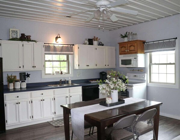 Køleskab, mikrobølgeovn, ovn, kogeplade