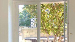 A kitchen with a window, a sink, and cabinets. - Charming house with terrace near Paris (Viry-Châtillon)