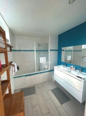 Jetted bath, towels, soap, toilet paper - Charming house with terrace near Paris (Viry-Châtillon)