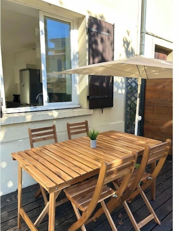 Restauration extérieure. Charmante maison avec terrasse près de Paris