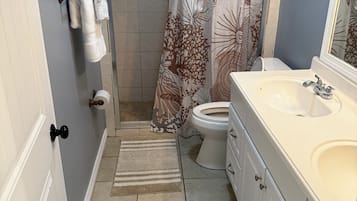 淋浴设施、吹风机、毛巾、卫生纸