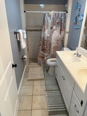 淋浴设施、吹风机、毛巾、卫生纸