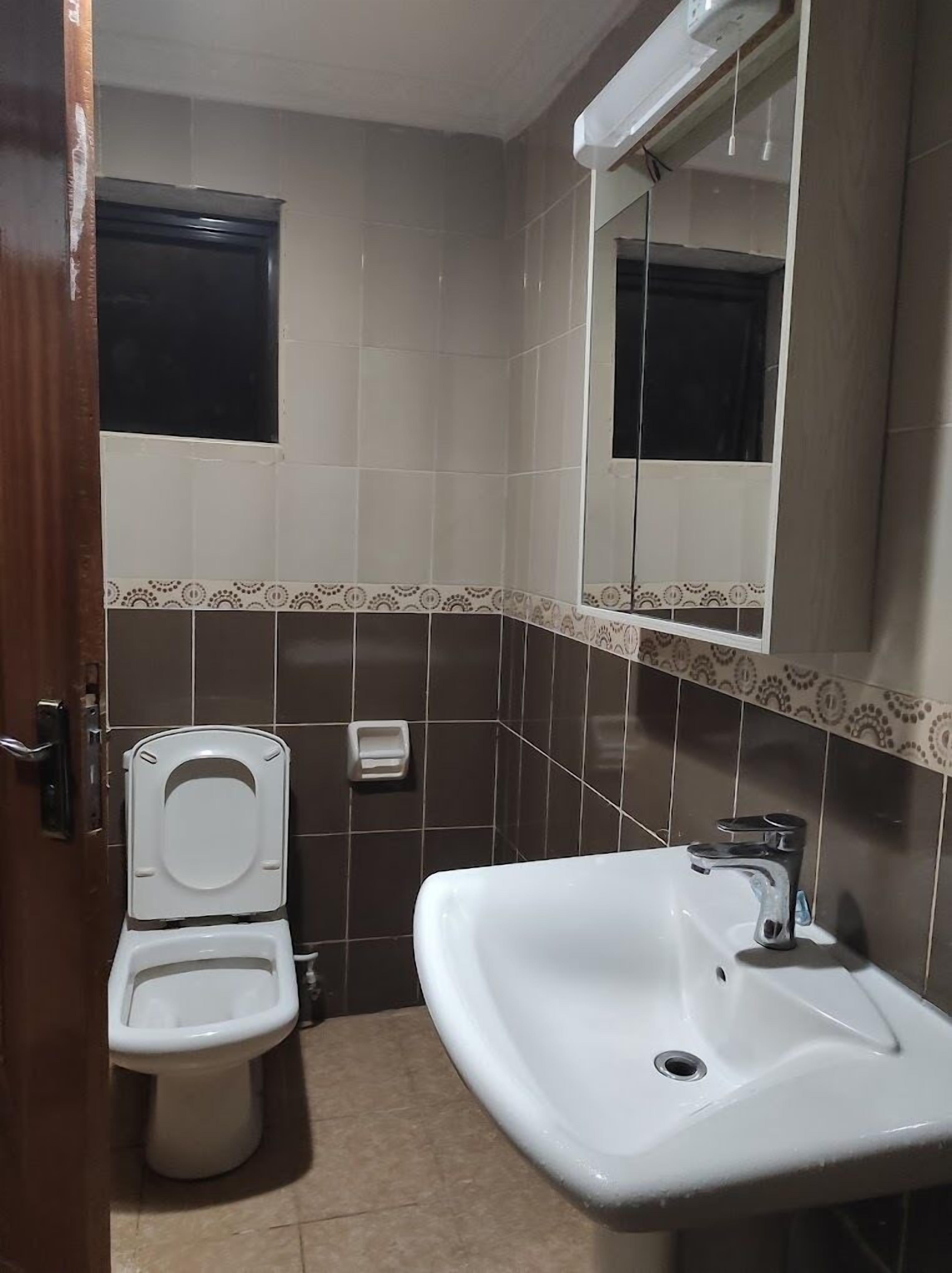 Standaard tweepersoonskamer | Badkamer | Een douche, gratis toiletartikelen, pantoffels, handdoeken