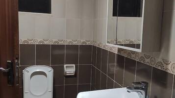 Standaard tweepersoonskamer | Badkamer | Een douche, gratis toiletartikelen, pantoffels, handdoeken