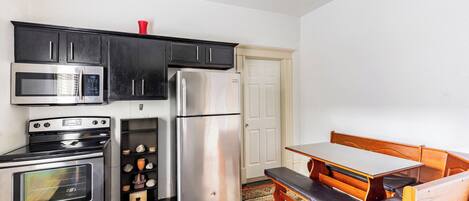 Een microgolfoven, een oven, een kookplaat, een vaatwasser