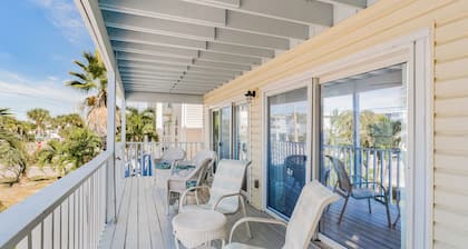 Condo Del Mar - Charming Fourplex w/ Heated Pool, Beach Equipment, Game Room, & Steps To The Beach