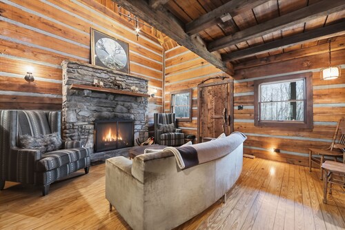 Goldilocks: Cozy Cabin w/ Fireplace & Pond Views