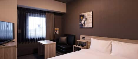 Desk, laptop workspace, iron/ironing board, free WiFi