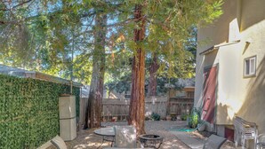 A patio area with outdoor furniture, a fire pit, and a wooden fence. - 2bed Apartment just 3 blocks from Downtown Martinez and Jobs (Martinez)