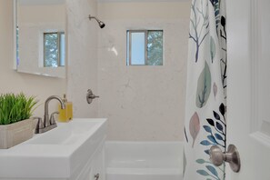 Sèche-cheveux, serviettes fournies, savon, papier toilette