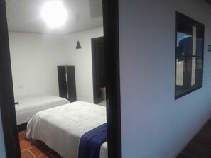 Habitación triple clásica, balcón, vista al jardín | Wifi gratis