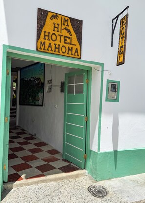 Mặt tiền nơi lưu trú - ban đêm