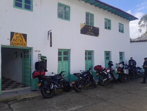 Vista frontal de la propiedad por la tarde o noche