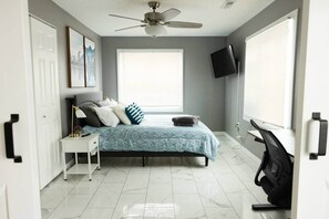 Iron/ironing board, WiFi, bed sheets - A place to  get away with a nice  view by the lake. (Lorain)