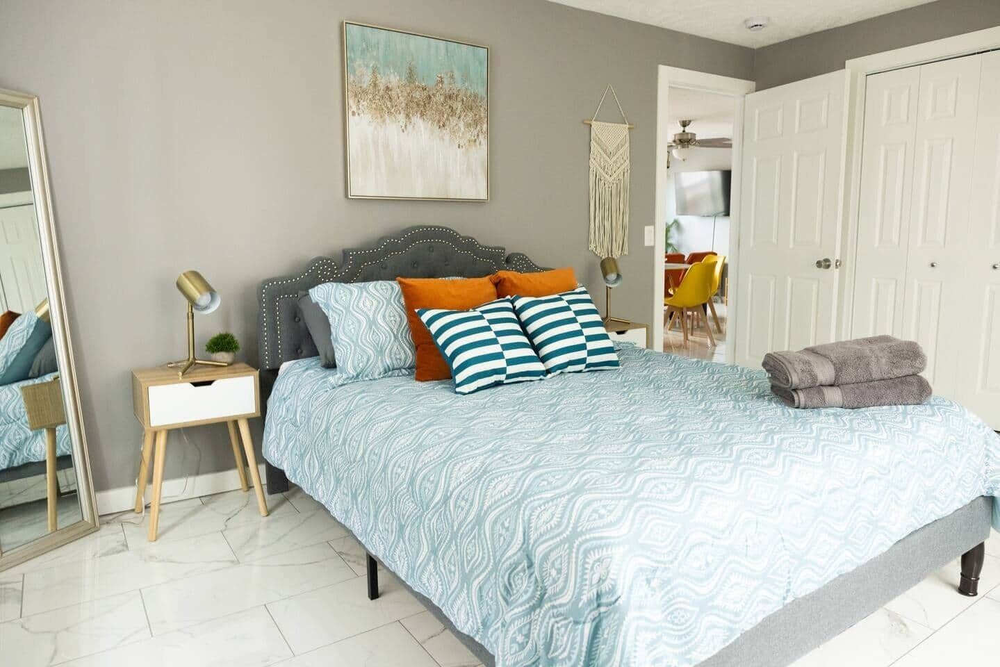 Iron/ironing board, WiFi, bed sheets