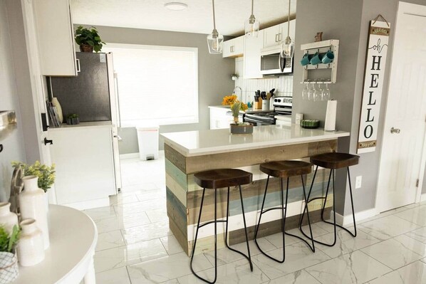 Kjøleskap, mikrobølgeovn, ovn og kokeplater