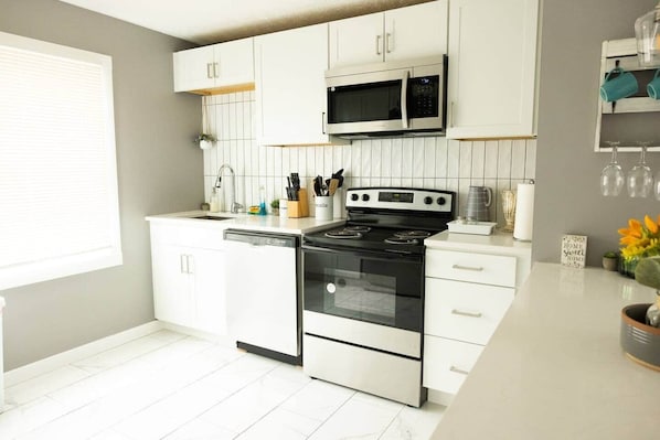 ثلاجة، ميكروويف، فرن، موقد طهي مسطح