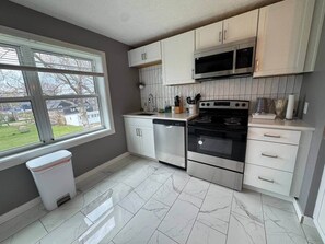 Fridge, microwave, oven, stovetop - A place to  get away with a nice  view by the lake. (Lorain)