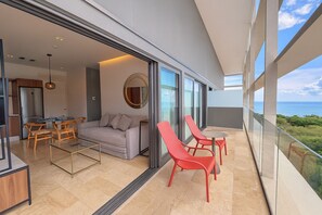 Deluxe Apartment, Sea View, Tower | Living room - LUX 1 BDR OCEAN VIEW 1 BLOCK TO BEACH (Playa del Carmen)