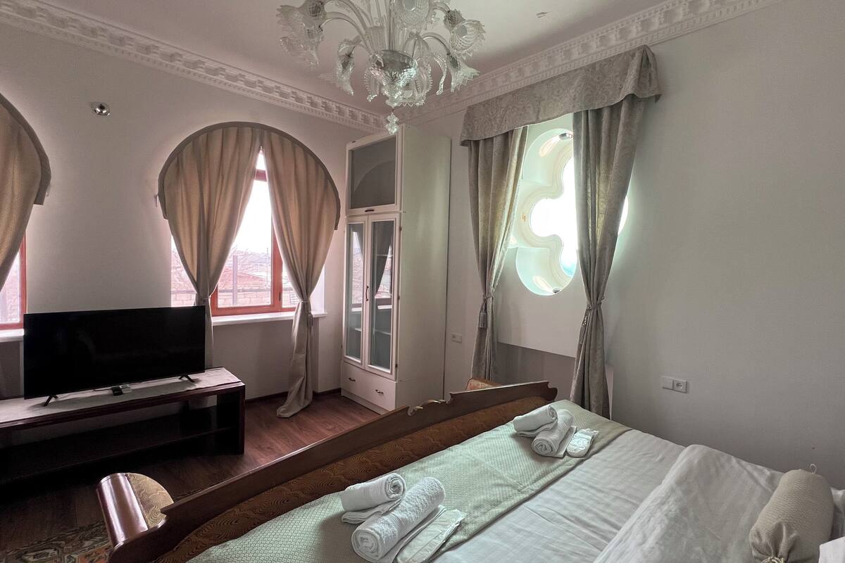 Chambre Double Deluxe, 1 très grand lit et 1 canapé-lit, salle de bains privée, vue montagne | Bureau, espace de travail pour ordinateur portable, rideaux occultants